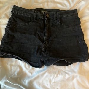 i’m selling stretchy nice summer shorts
